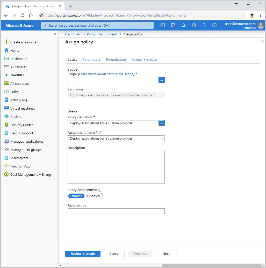 Captura de ecrã a mostrar a política Atribuir incorporada para o fornecedor de recursos personalizado no portal do Azure.