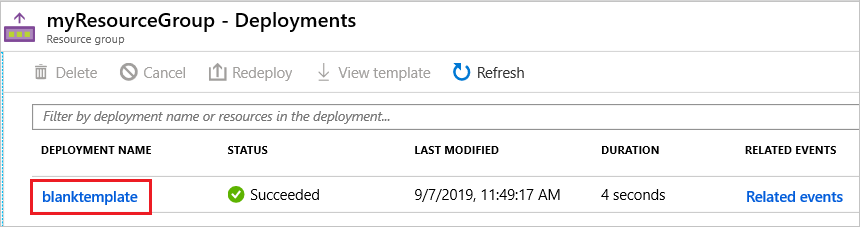 Captura de ecrã a mostrar portal do Azure a apresentar o histórico de implementações com a implementação blanktemplate selecionada.