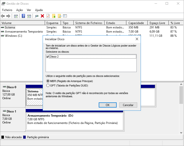 Captura de tela mostrando a ferramenta Gerenciamento de Disco avisando sobre um disco de dados não inicializado na VM.