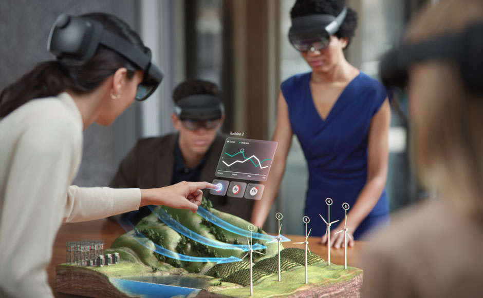 Grupo de trabalhadores de serviços públicos governamentais que utilizam o Microsoft HoloLens 2 para colaborar num projeto de desenvolvimento de parques eólicos