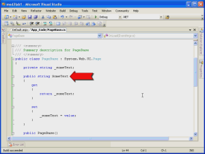 Снимок экрана: окно Microsoft Visual Studio с красной стрелкой, обозначающей атрибут Some Text в одной из строк.