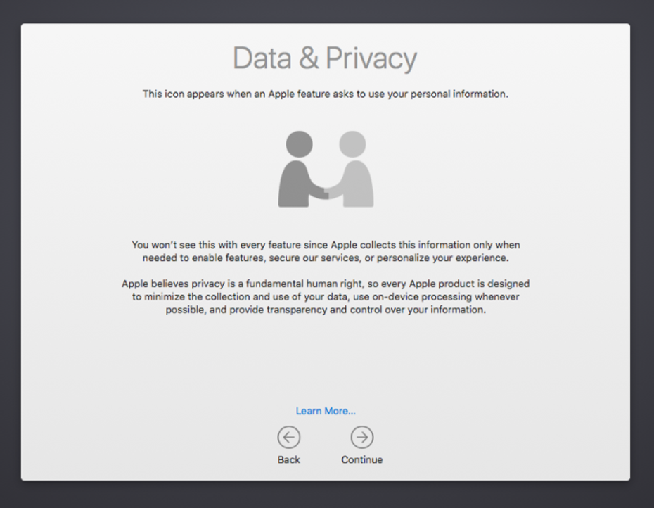 Снимок экрана: помощник по настройке устройства macOS Данные & экран конфиденциальности, на котором показаны два человека, пожимая руки, и описание использования персональных данных Apple. Также отображается кнопка Назад и Продолжить.
