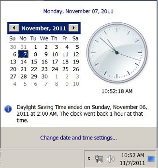 Снимок экрана, на который показан расширенный календарь и часы.