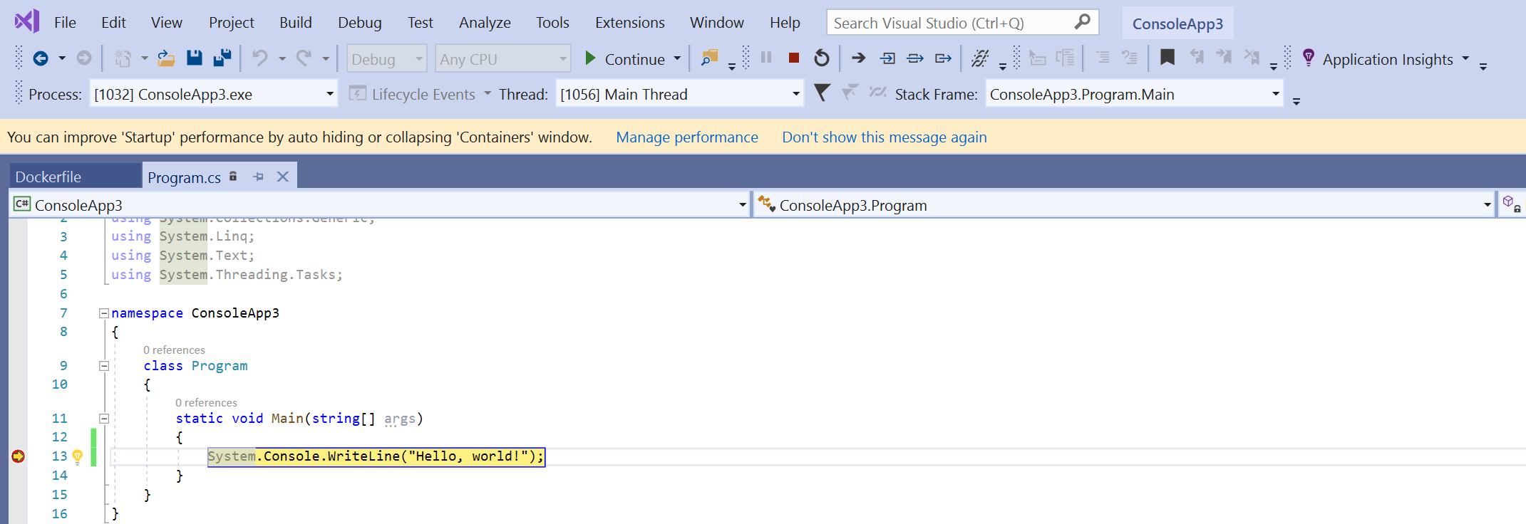 Снимок экрана: окно кода для Program.cs в Visual Studio, для которого точка останова установлена слева от строки кода, выделенной желтым цветом.