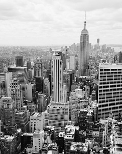 En svartvit bild av byggnader på Manhattan