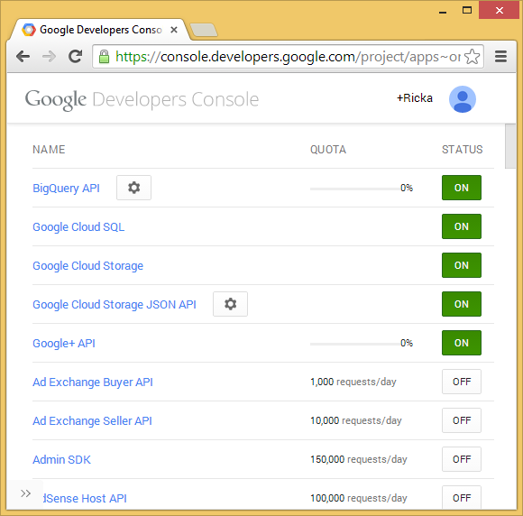 A P I'leri etkinleştiren Google Developers Console sayfası listesini gösteren ekran görüntüsü. Yanında yeşil bir AÇMA düğmesi göründüğünde P I etkin olarak gösterilir.