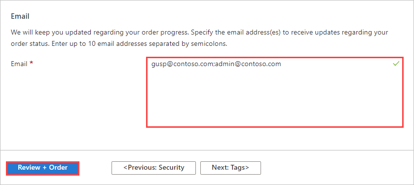 Data Box 订单的“联系人详细信息”选项卡中“电子邮件”部分的屏幕截图。突出显示了用于键入电子邮件地址的区域和“查看 + 订购”按钮。