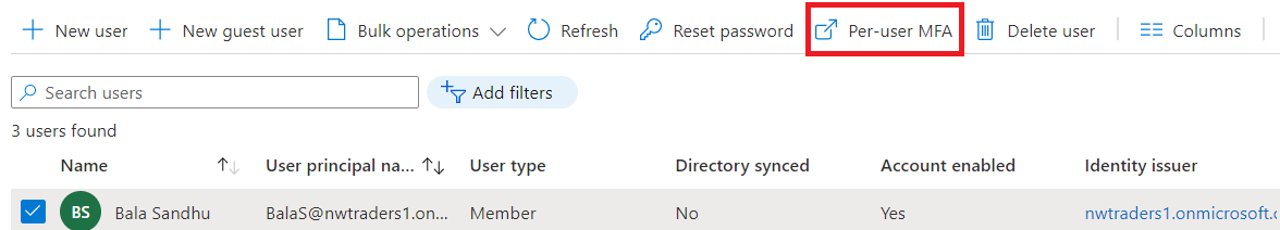 从 Microsoft Entra ID 中的“用户”窗口中选择“多重身份验证”的屏幕截图。