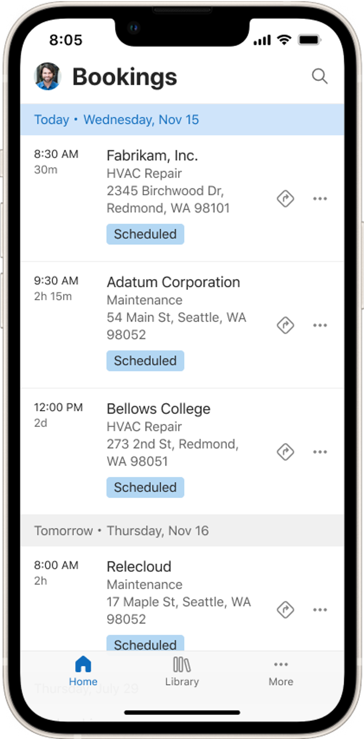 移动设备的呈现，显示 Field Service mobile 应用中的议程视图，视图中显示今天和明天的预订。